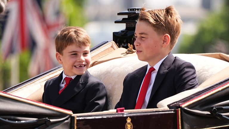 Príncipe Louis (L) e Prince George (R) antes do fluido de Torkong. Imagem: PA