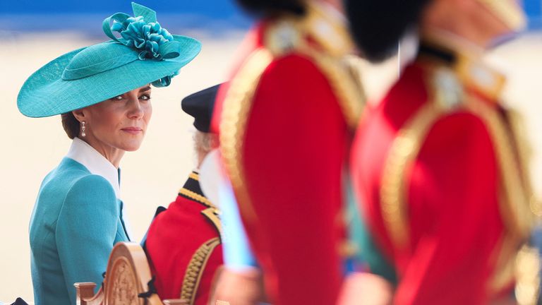 Katherine de Brithan, princesa de Gales, vai entre cores de cor. Imagem: Reuters