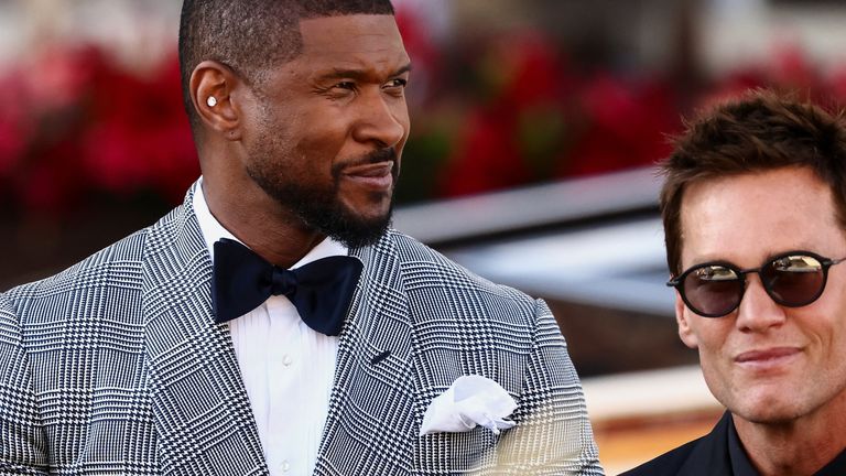 Usher e Tom Brady deixam Gritti the Palace, no segundo dia das cerimônias de casamento. Imagem: Reuters