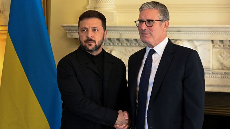 Ukraińskie prezydent Volodymyr Zelenskiy wstrząsa rękami z brytyjskim premierem Keirem Starmerem na 10 Downing Street, w Londynie, Wielka Brytania czerwca 
