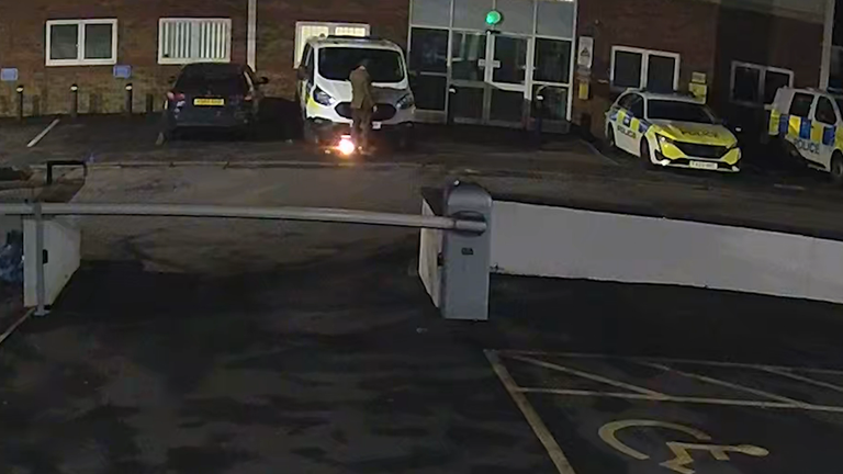 Alexander Dighton bir polis aracı açmaya çalışır