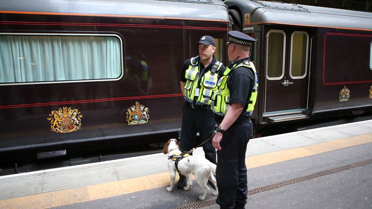 Os policiais da Royal Train na estação Wavery, Edimburgo. Pic pa