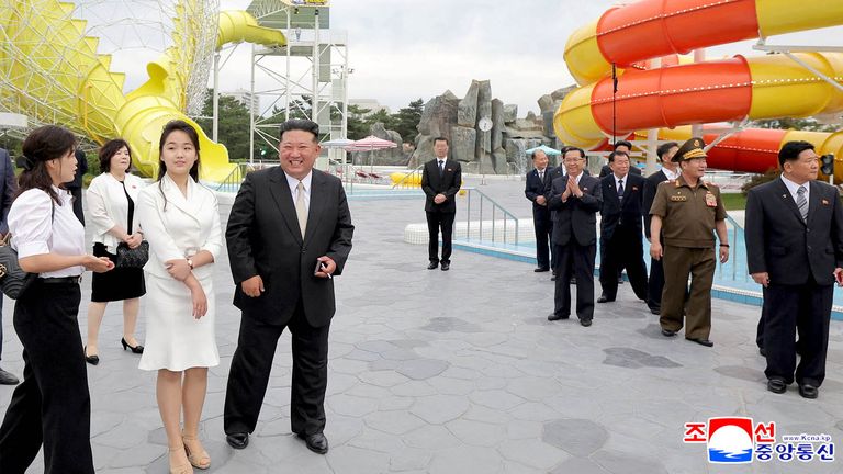 Kim Jong Uni Khar, Kim Juh Ju como no parque aquático como parte das celebrações. Figura: KCNA / Reuters