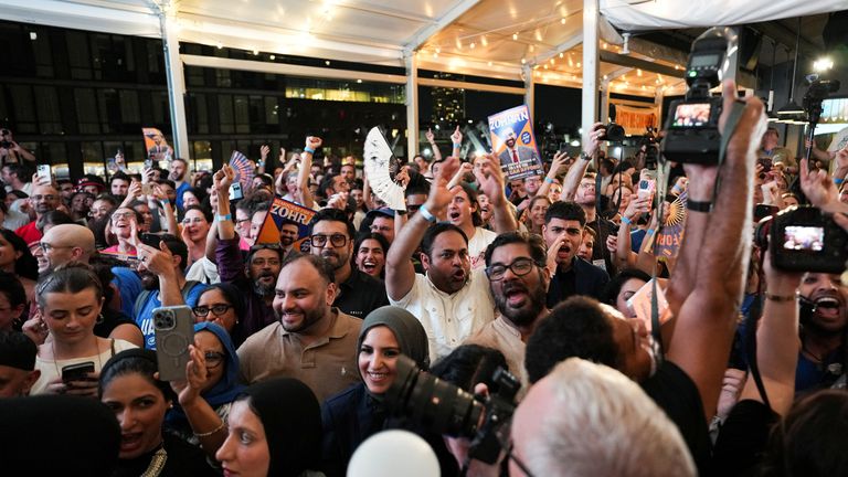 Destekçiler Zohran Mamdani'nin birincil seçimi için bir saat partisi sırasında tepki veriyor.  Pic: Reuters