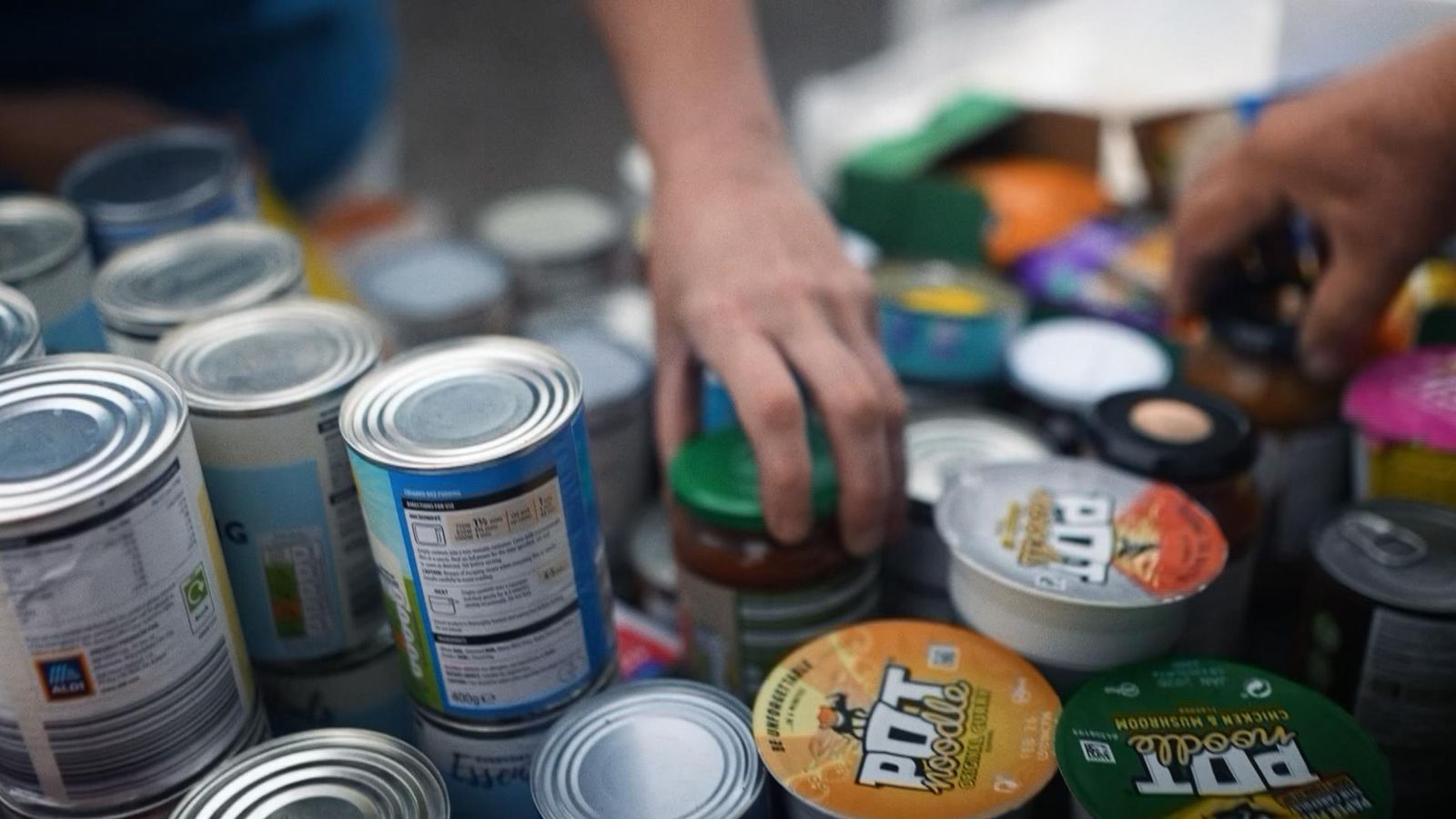 'It shouldn't be like this': Full-time workers turning to food banks 