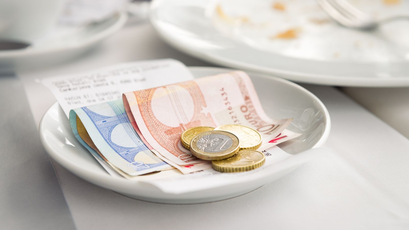 Money blog: Pound sinks against euro in blow for British holidaymakers | Money News