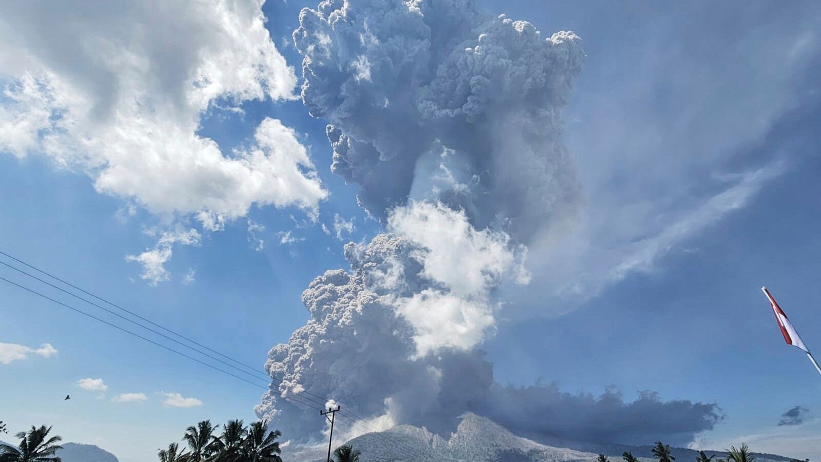Flights cancelled and breathing made 'painful' as ash cloud forms after Indonesian volcano erupts