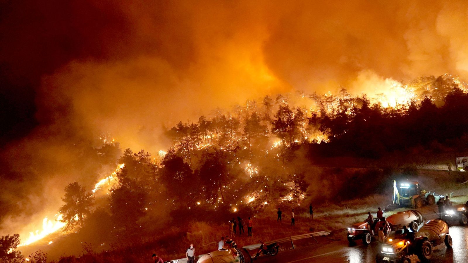 Turkey wildfires: At least 17 killed as thousands flee their homes