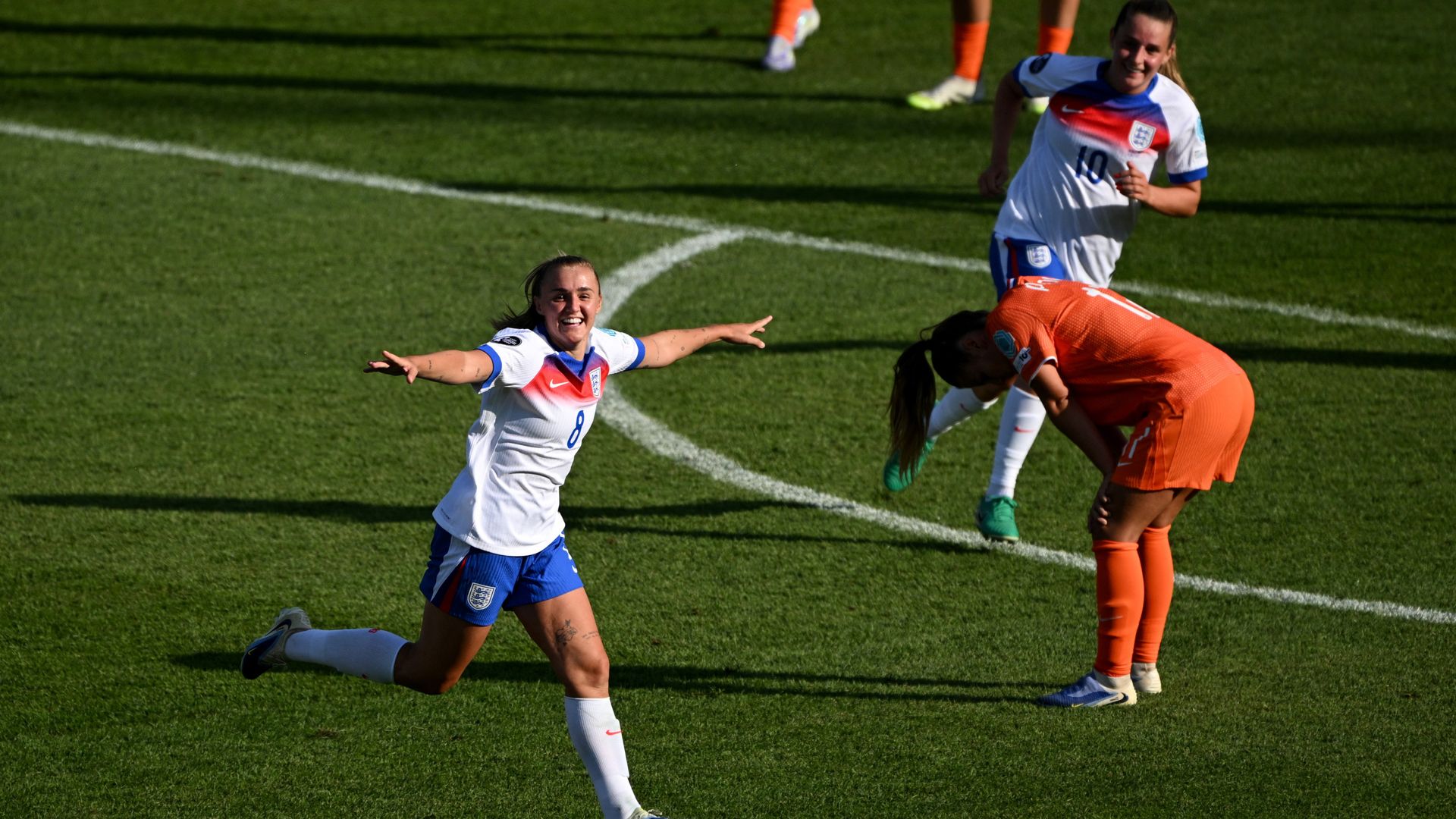 <a href='https://www.skysports.com/football/england-women-vs-netherlands-women/live/524042' target='_blank'>England take convincing lead over Netherlands in crucial Women's Euros game</a>