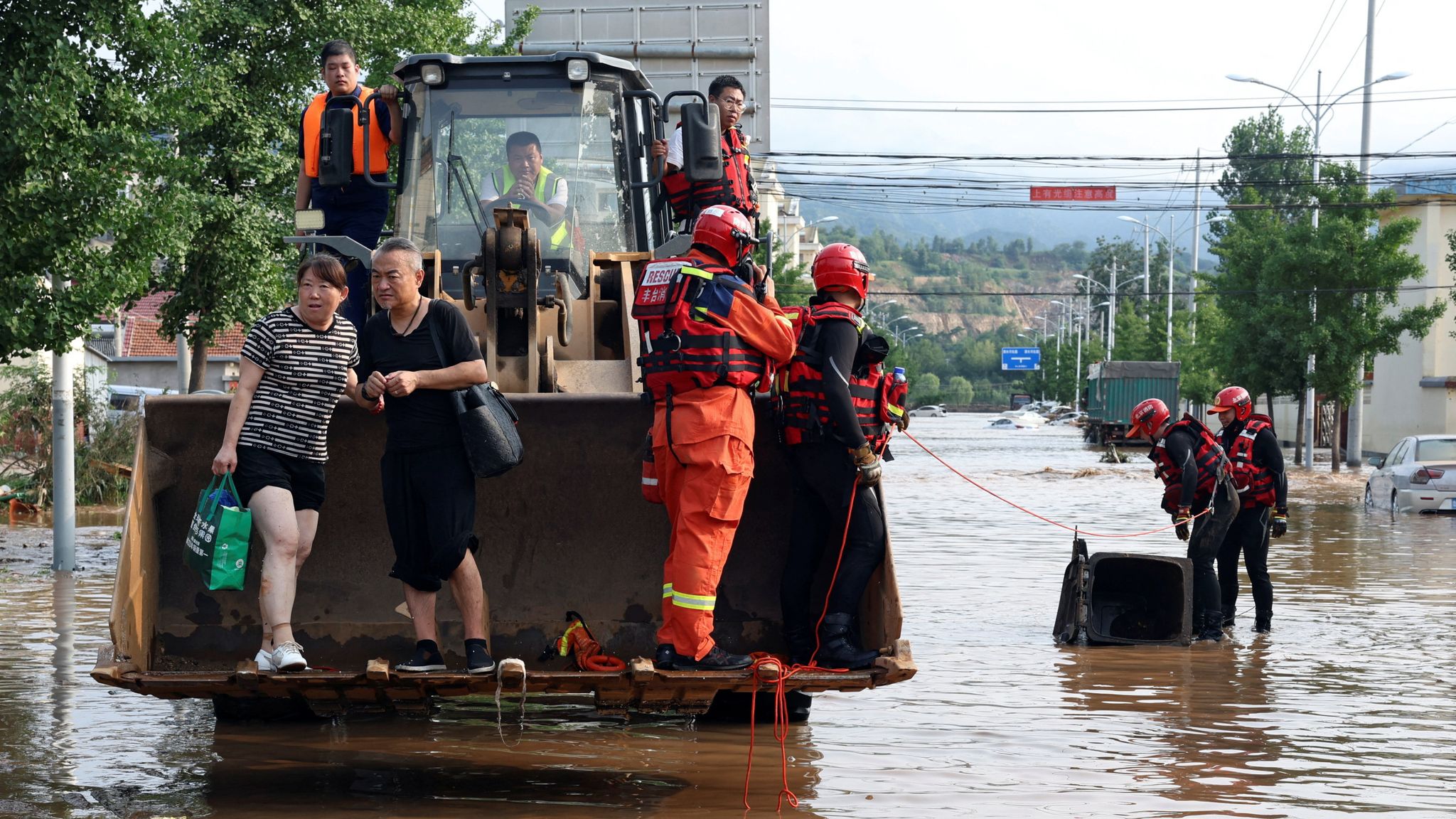 China floods At least 30 killed in Beijing and 80,000 evacuated(02)