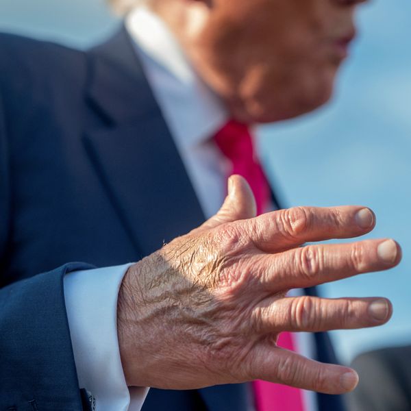 Zdjęcie pliku: Makijaż częściowo obejmuje prawą rękę prezydenta USA Donalda Trumpa, gdy mówi on z członkami mediów
