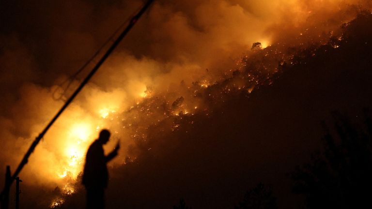Członek służb ratunkowych stoi obok pożaru w pobliżu Bulqiza, Albania, 26 lipca 2025 r. Reuters/Florion Goga TPX Obrazy dnia
