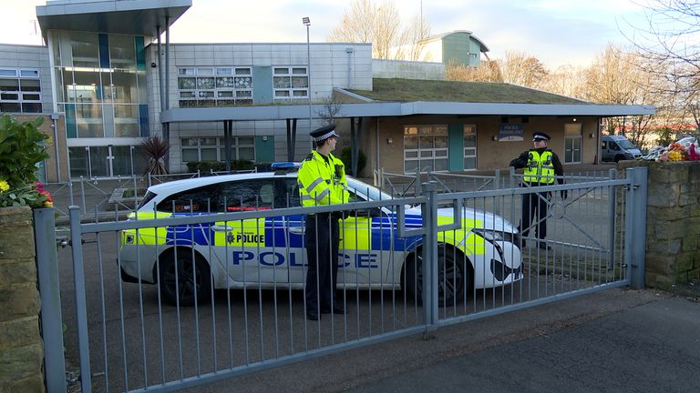 Policjanci spoza katolickiej szkoły średniej w Sheffield po dźgnięciu. Zdjęcie: Pa