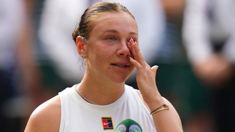 Amanda Anisimova z USA reaguje po przegranej w finałowym meczu singli kobiet z Igą SwiaTek z Polski na Wimbledon Tennis Championships w Londynie, sobota, 12 lipca 2025 r. (AP Photo/Kirsty Wigglesworth)