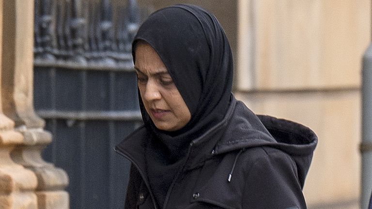 Attiya Sheikh, który przybył wraz z mężem Omerem Sheikhem, w Paisley Sheriff Court za wyrok po przyznaniu się do winy w maju do zresetowania