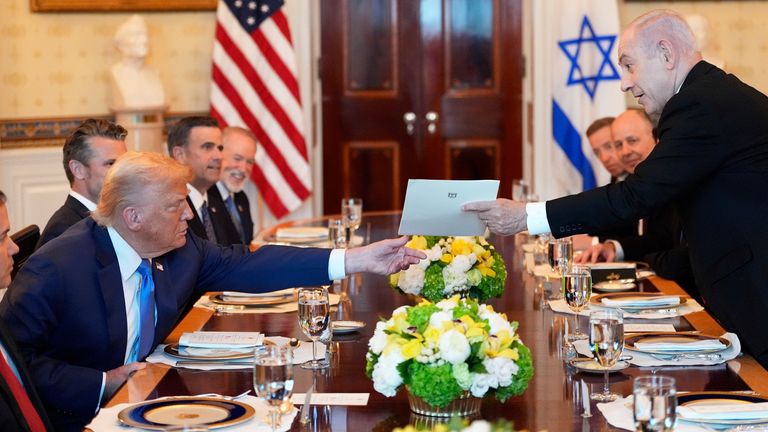 Benjamin Netanyahu le dio a Donald Trump una carta que dijo que había enviado a un comité de Premios de la Paz Nobel que elogió sus esfuerzos de paz