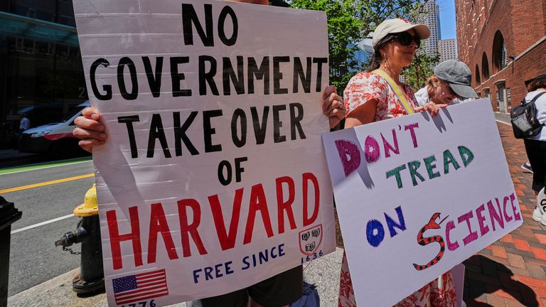 Protestocular, Harvard Üniversitesi'nin 21 Temmuz 2025 Pazartesi günü Boston'da Trump Yönetimi tarafından 2.6 milyar dolarlık fon kesintilerine meydan okuduğu Moakley Federal Adliye Dışında toplanıyor. (AP Fotoğraf/Charles Krupa)