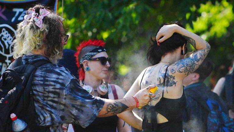 İnsanlar Bristol Gurur Festivali sırasında Sun Cream'i taktılar. Pic: PA 