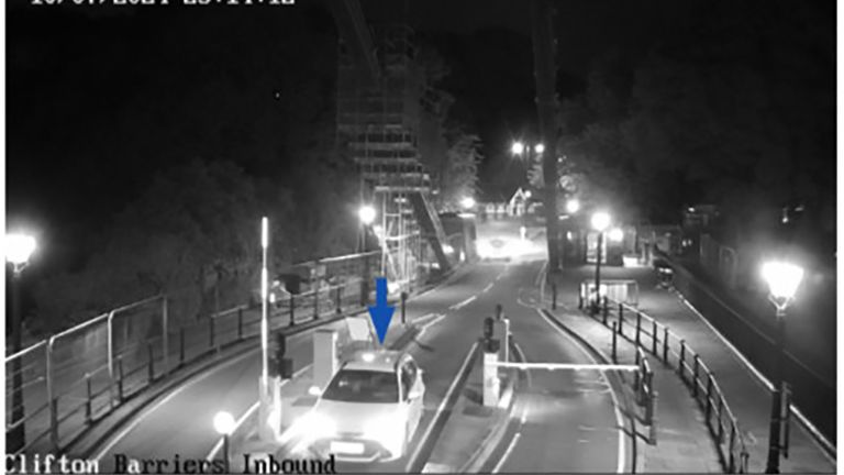 Materiał z CCTV taksówki wchodzący na most wiszący Clifton. Zdjęcie: Pa