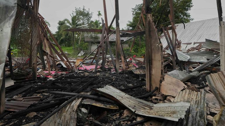 27 Temmuz 2025 Pazar, Tayland'da Kamboçya'nın topçu kabuklarını ateşledikten sonra bir ev hasar görüyor. (AP Photo/Sakchai Lalit)