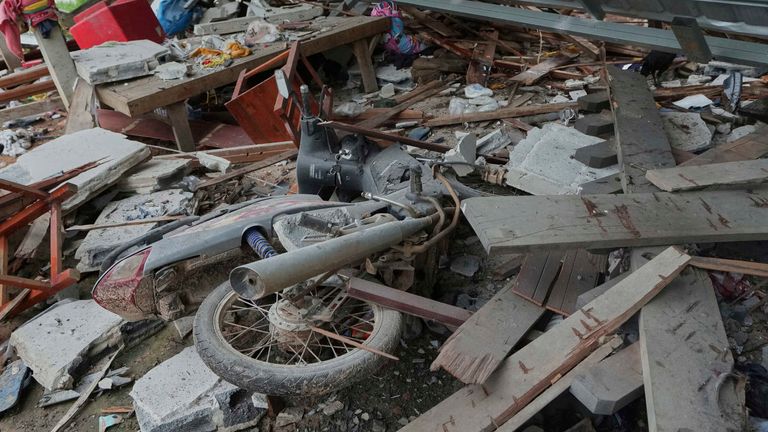 27 Temmuz 2025 Pazar, Tayland'da Kamboçya ateş ettikten sonra bir motosiklet hasar görüyor. (AP Photo/Sakchai Lalit)