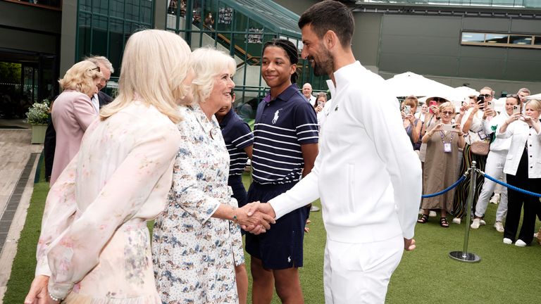 Kraliçe Camilla, Novak Djokovic ile konuşuyor.  Pic: PA
