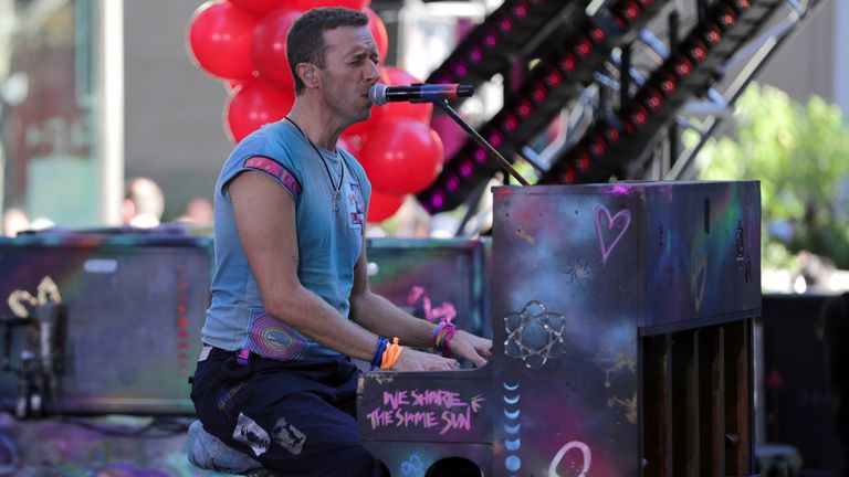 https://e3.365dm.com/25/07/768x432/skynews-coldplay-concert-chris-martin_6968256.jpg?20250719035201