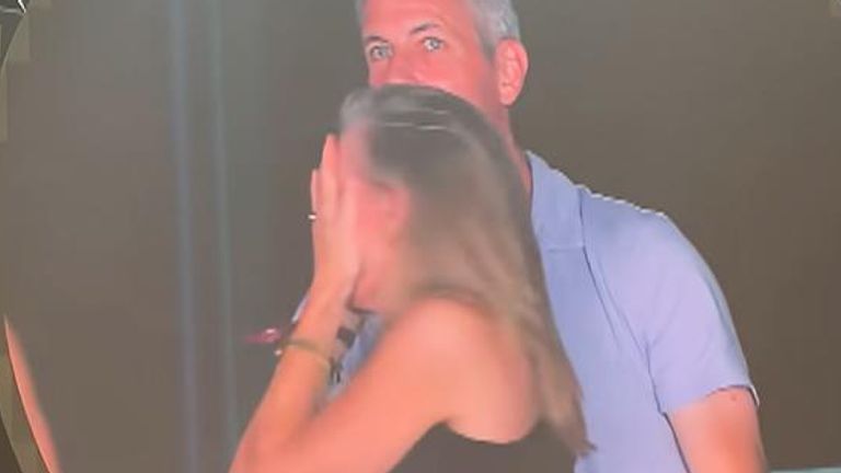 La femme cache son visage
