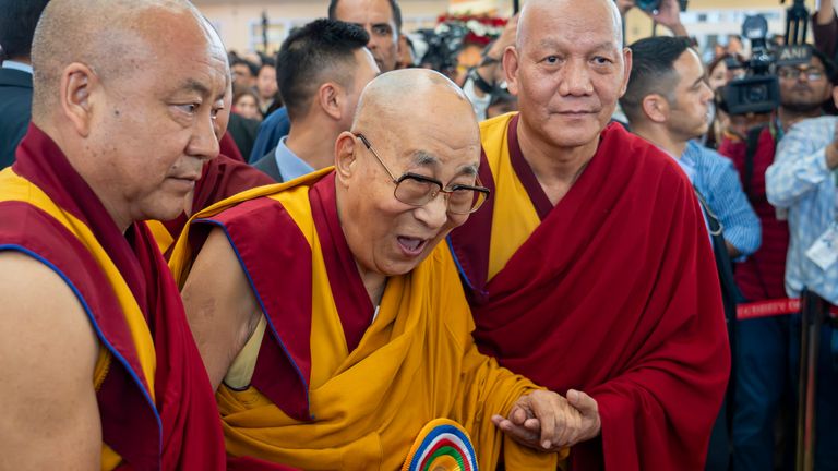 Os monges ajudam o Dalai Lama durante suas comemorações de 90 anos em 30 de junho. Foto: ap