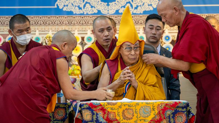 Dalai Lama usando um chapéu cerimonial em suas comemorações de 90 anos em 30 de junho. Foto: ap