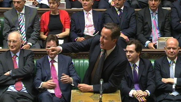 Il Primo Ministro David Cameron parla durante le Domande al Primo Ministro alla Camera dei Comuni, Londra.