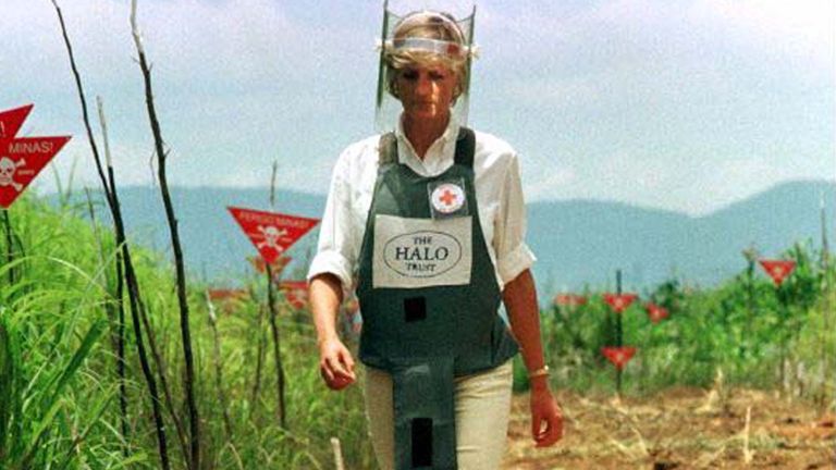   Galler Prensesi Diana, Huanbo, Angola, 15 Ocak 1997'deki kara mayın alanının güvenlik koridorlarından birinde yürüyor. 