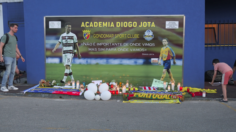 Ludzie składają hołd Diogo Jota w Gondomar SC w Portugalii - klubie piłkarskim, w którym zaczął