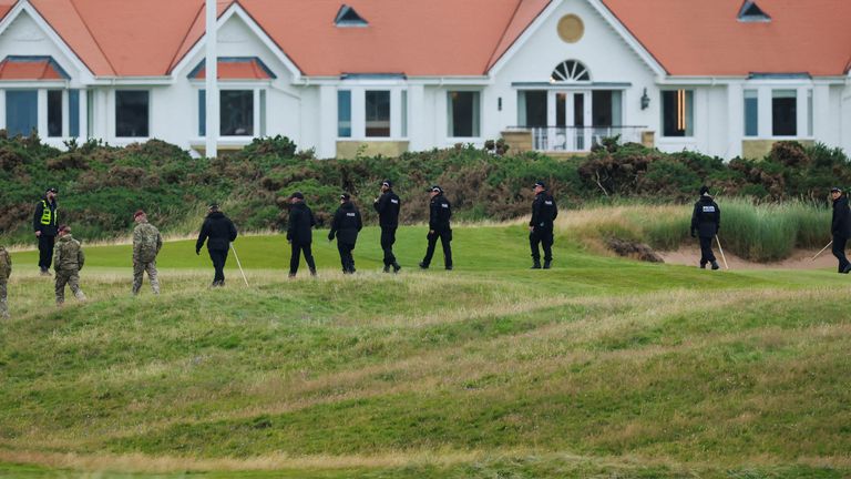 Personel bezpieczeństwa Sprawdź pole golfowe Trump Turnberry Resort, podczas wizyty prezydenta USA Donalda Trumpa w Szkocji, w Turnberry, Scotl