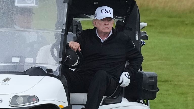 Prezydent Donald Trump kieruje wózkiem golfowym na polu golfowym Trump Turnberry w Turnberry, Szkocja, sobota, 26 lipca 2025 r. (AP Photo/Alastair Grant)