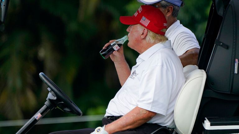 Donald Trump pije dietetyczną koks podczas gry w golfa na Florydzie w 2022 roku. Pic: AP