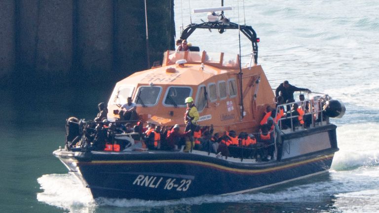 Un gruppo di persone presumibilmente migranti viene portato a Dover, nel Kent. Foto: PA
