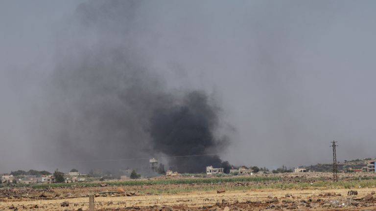 Suriye, Sweida'daki Bedevi ve Druze arasındaki yenilenen savaşın ardından El-Mazra'a köyü üzerinde duman yükseliyor. Pic: Reuters