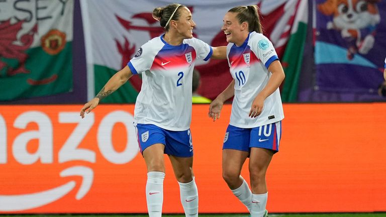 Ella Toone z Anglii świętuje z Anglii Lucy Bronze po zdobyciu drugiej bramki po drugiej bramce podczas kobiet w Euro 2025, Group D, mecz piłki nożnej między Anglią a Walią na Arena St. Gallen w St. Gallen, Szwajcaria, niedziela, 13 lipca 2025 r. (AP Photo/Martin Meissner)