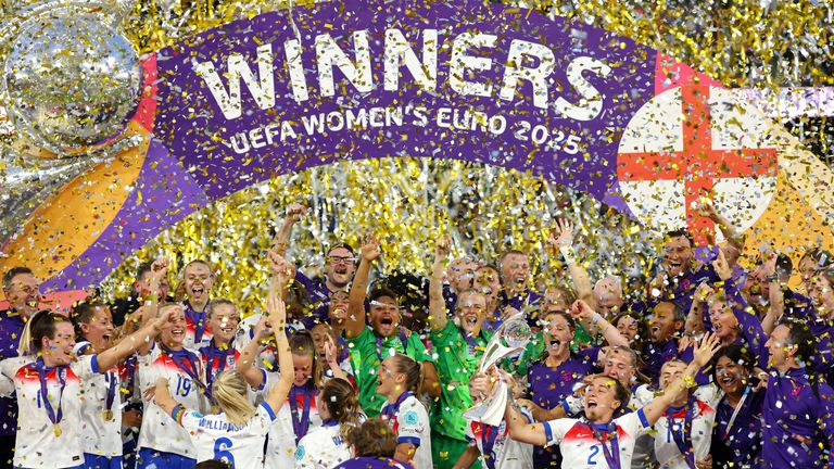 Gracze Anglii świętują trofeum po wygraniu UEFA Women's Euro 2025. Pic: Reuters