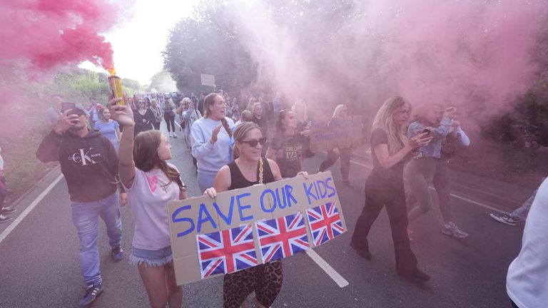 Manifestantes cerca del Hotel Bell en Epping, Essex. Se han producido varias manifestaciones frente al hotel, que se cree alberga a personas refugiadas.