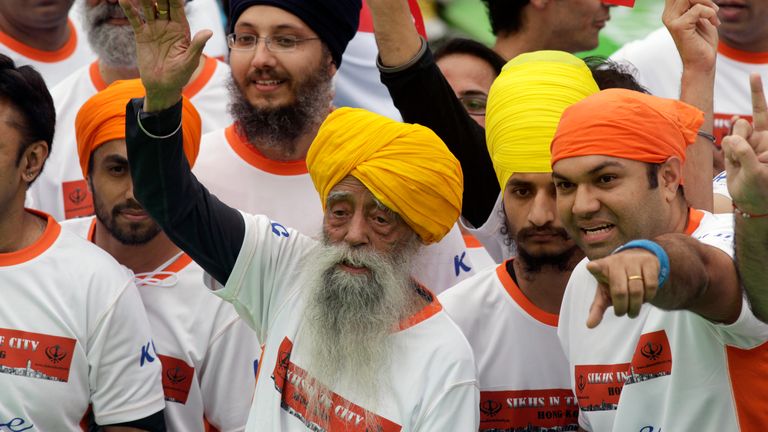 Fauja Singh 2013 yılında Hong Kong'daki son yarışından emekli oldu. Pic: Reuters