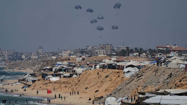 Humanitarian aid is airdropped to Palestinians over Central Gaza Strip as seen from Khan Younis Monday, July 28, 2025. (AP Photo/Abdel Kareem Hana)