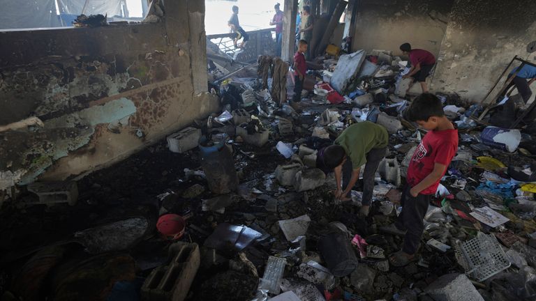 Palestyńczycy badają zniszczenie w szkole używanej jako schronisko po tym, jak został uderzony przez izraelski nalot w Gaza City, w czwartek, 3 lipca 2025 r. (AP Photo/Jehad Alshrafi)