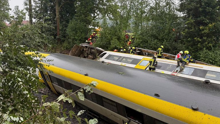 Kurtarma işçileri, raydan çıkmış bir trende yolcuları ararlar, ZwiefalTendorf. Pic: AP / DPA