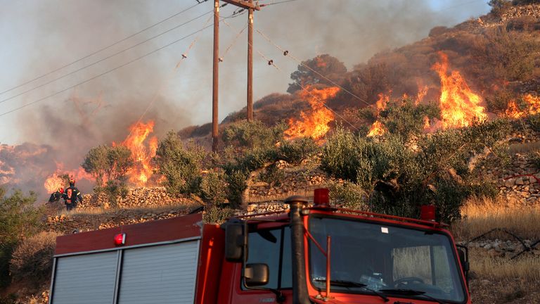 Os bombeiros tentam ser desligados para o couro, Creta, Grécia. Imagem: Reuters