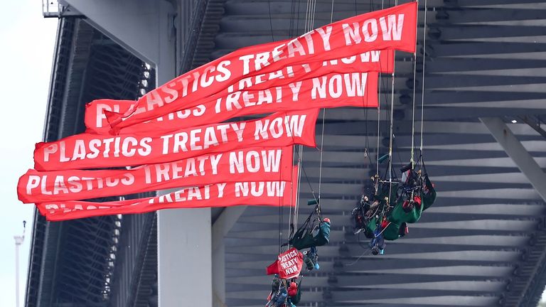 Grupa powiedziała, że jej działacze uniemożliwiali tankowcu dostarczanie gazu przez pełne 24 godziny. Zdjęcie: Greenpeace
