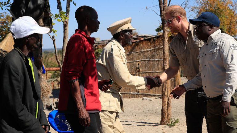 Prens Harry bir köy lideri ile tanışır. Pic: Charity'nin medya ekibi tarafından gönderilen Halo Trust 