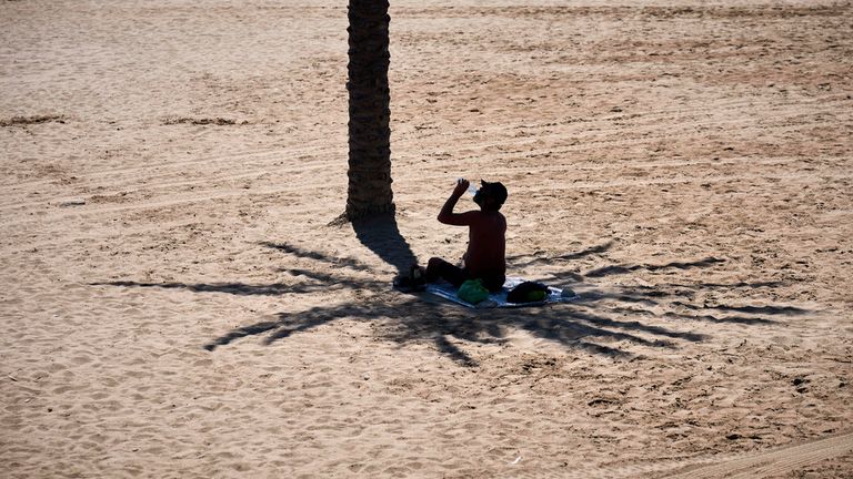 O homem está tentando permanecer fresco em Barcelona. Imagem: AP AP