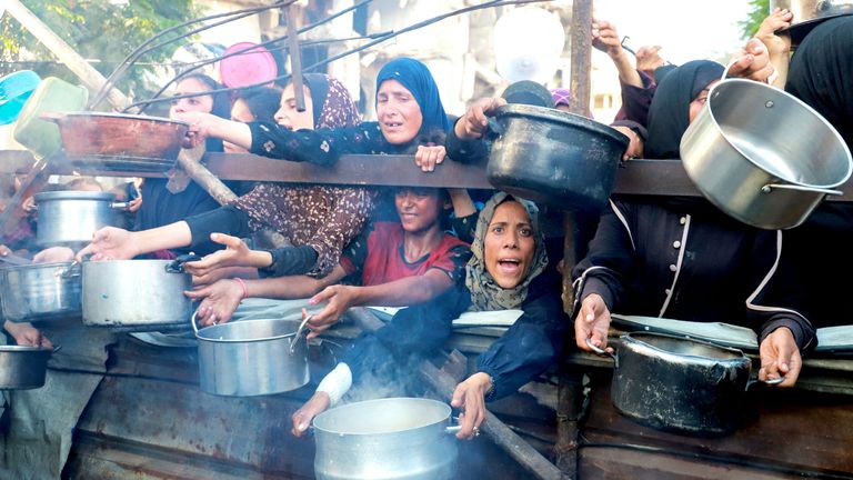 Palestinos reaccionan mientras piden comida en un comedor social, en medio de una crisis de hambre, en la ciudad de Gaza, el 7 de julio de 2025. REUTERS/Ebrahim Hajjaj